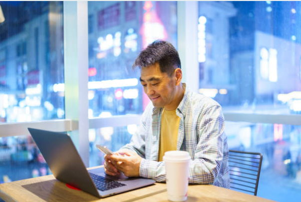 夜のカフェでの作業